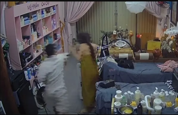 camera-ghi-lai-canh-nguoi-phu-nu-va-con-trai-bi-chong-cu-hanh-hung-vi-di-sinh-nhat-khong-xin-phep-2