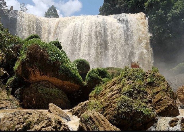 lam-dong-camera-ghi-lai-canh-am-anh-nghi-nguoi-phu-nu-roi-xuong-thac-voi-khi-dang-uong-ca-phe