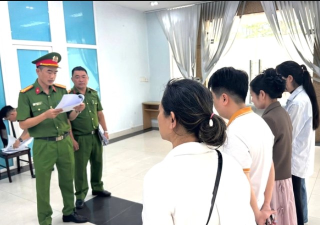 vach-tran-phong-kham-da-khoa-quoc-te-tuyen-nguoi-chua-hoc-het-12-xay-san-loi-thoat-cho-bac-si-rom-2