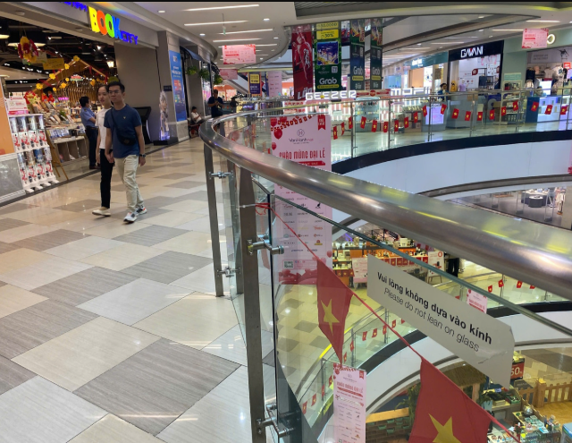 Nong-nhieu-nguoi-dang-keo-nhau-den-van-hanh-mall-som-nhat-co-the-nguyen-nhan-dang-sau-gay-xon-xao-2