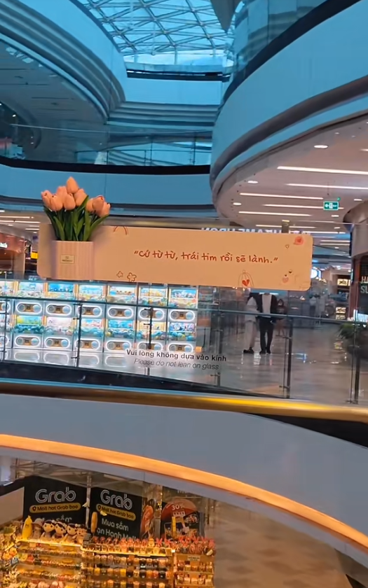 Nong-nhieu-nguoi-dang-keo-nhau-den-van-hanh-mall-som-nhat-co-the-nguyen-nhan-dang-sau-gay-xon-xao-4