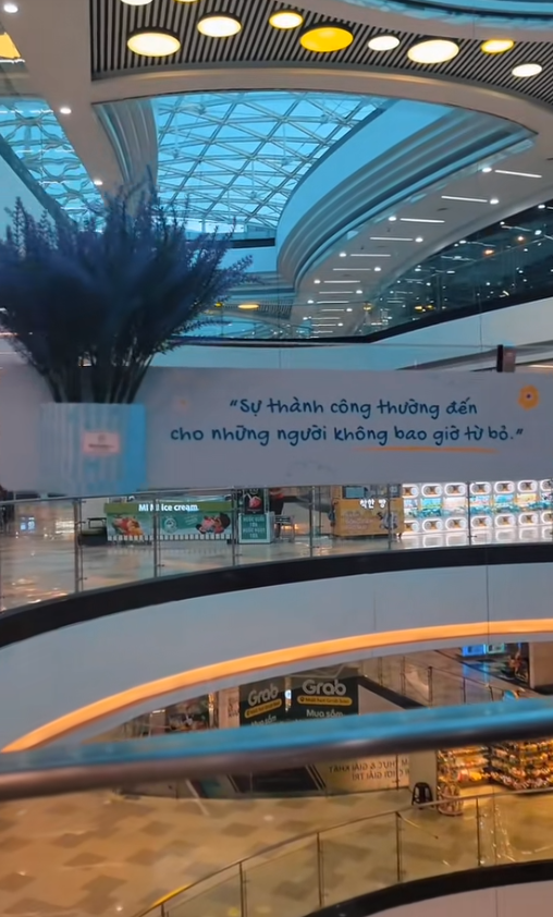 Nong-nhieu-nguoi-dang-keo-nhau-den-van-hanh-mall-som-nhat-co-the-nguyen-nhan-dang-sau-gay-xon-xao-5