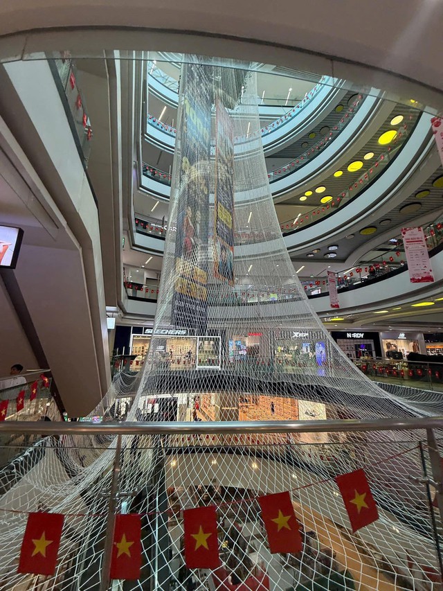 Nong-nhieu-nguoi-dang-keo-nhau-den-van-hanh-mall-som-nhat-co-the-nguyen-nhan-dang-sau-gay-xon-xao-9