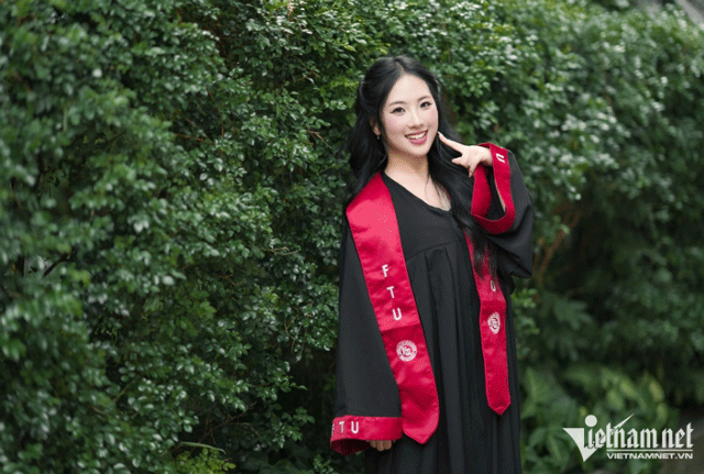 Thong-tin-gay-sot-ve-thu-khoa-dau-ra-xinh-dep-cua-dai-hoc-ngoai-thuong-voi-3-mon-dat-diem-10-tuyet-doi