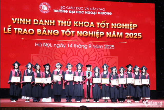 Thong-tin-gay-sot-ve-thu-khoa-dau-ra-xinh-dep-cua-dai-hoc-ngoai-thuong-voi-3-mon-dat-diem-10-tuyet-doi-4