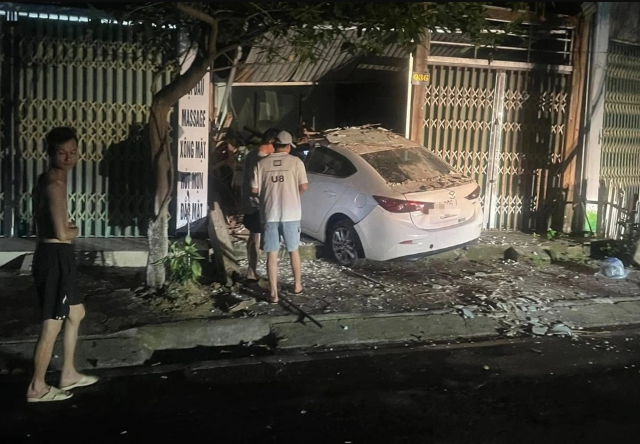muc-xu-phat-tai-xe-mazda-tong-xe-lexus-lao-vao-nha-dan-roi-bo-tron-co-the-phai-doi-dien-2