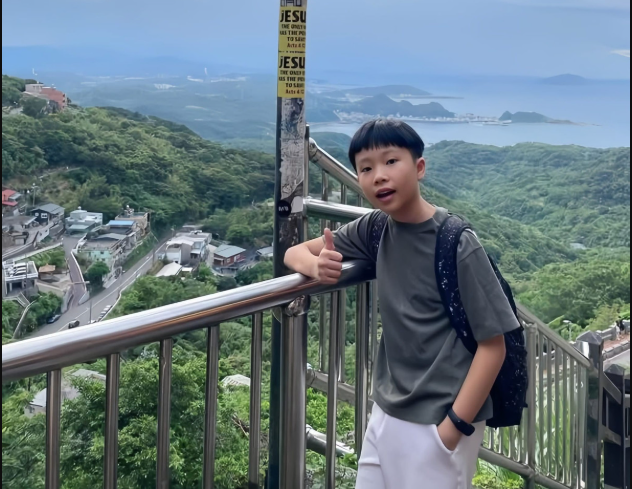 Cuco-song-doi-thuc-va-thong-tin-it-ai-biet-ve-cau-be-dam-nhan-vai-tro-giam-doc-o-tuoi-13-gay-sot-mxh