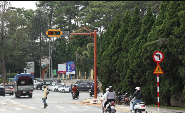 Lam-dong-tai-xe-oto-2-lan-vuot-den-do-khong-bi-xu-phat-he-lo-ly-do-dang-sau-2