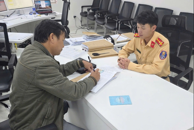 Lam-dong-tai-xe-oto-2-lan-vuot-den-do-khong-bi-xu-phat-he-lo-ly-do-dang-sau-4