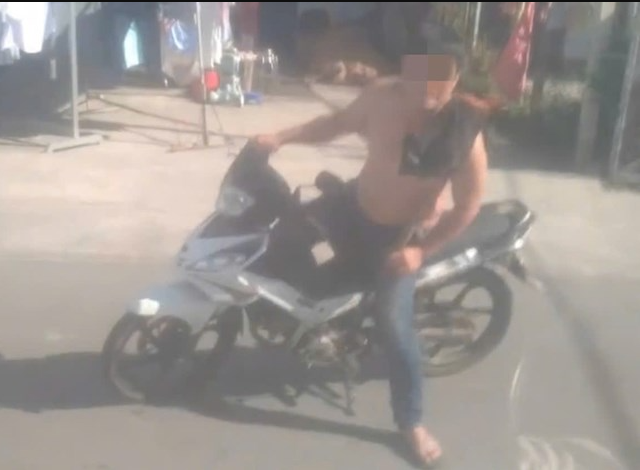 Tphcm-dien-bien-nong-vu-nguoi-dan-ong-cam-rua-dap-pha-xe-tai-va-bi-khieu-khich-may-dap-di