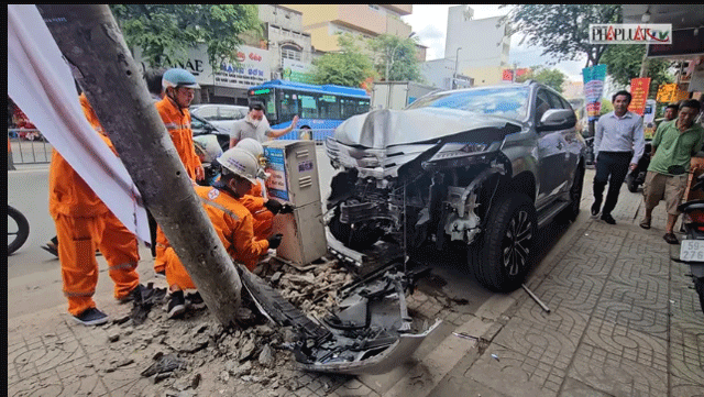 Tphcm-hien-truong-vu-oto-7-cho-tong-lien-hoan-dam-gay-tru-dien-khien-3-nguoi-thuong-vong-4