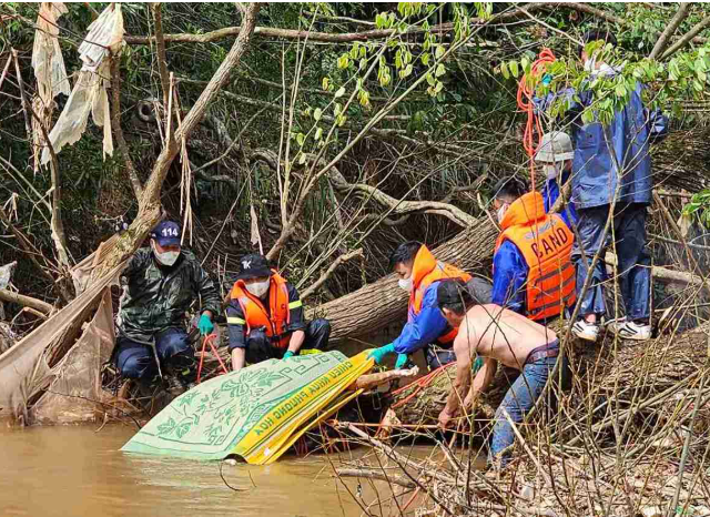 Khong-co-phep-mau-vu-nguoi-phu-nu-roi-xuong-thac-voi-khi-di-uong-ca-phe-xot-xa-noi-tim-thay-thi-the-5