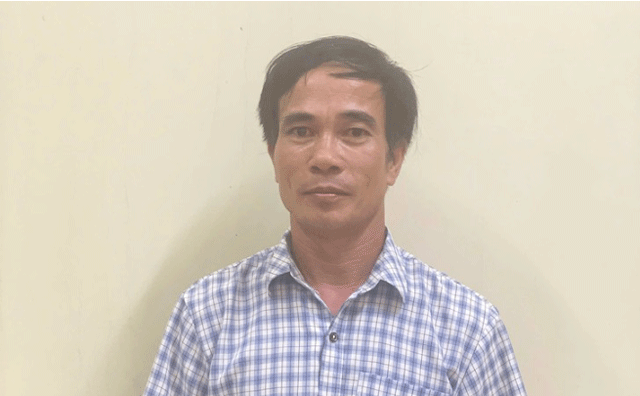 Loi-khai-khong-the-chap-nhan-cua-nguoi-dan-ong-ngang-nhien-cam-but-doi-choc-vao-mat-nu-bac-si