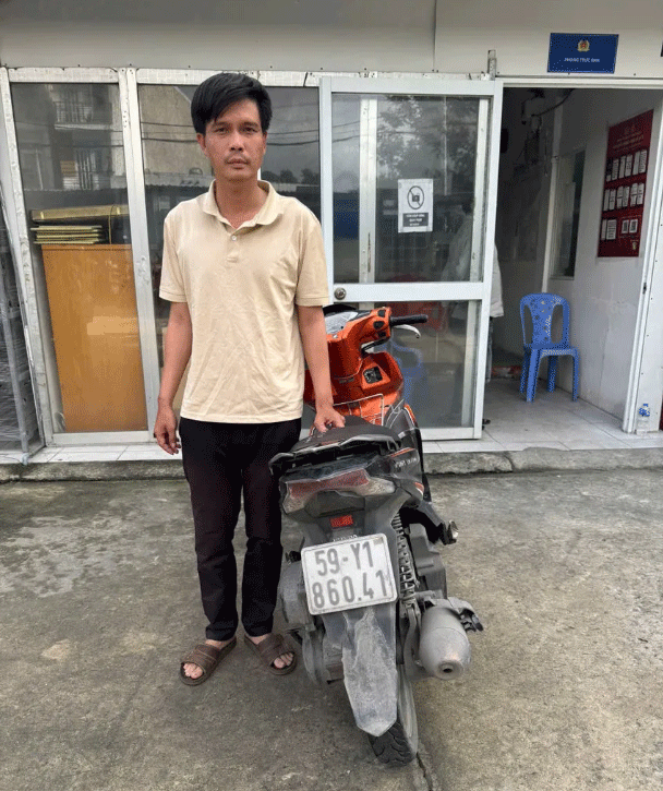 Bi-nguoi-dan-ong-la-mat-gia-vo-mua-hang-roi-giat-tien-be-gai-ban-mam-duoi-theo-doi-lai-bat-thanh-1