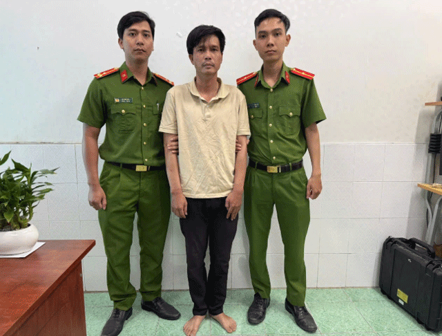 Bi-nguoi-dan-ong-la-mat-gia-vo-mua-hang-roi-giat-tien-be-gai-ban-mam-duoi-theo-doi-lai-bat-thanh-2