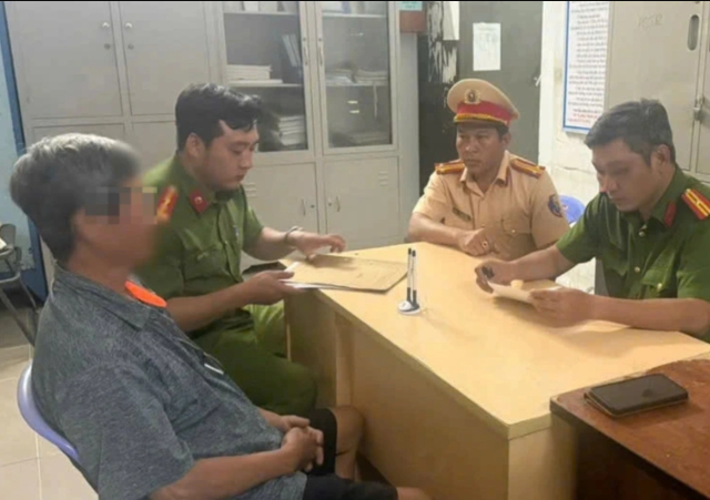 Danh-tinh-nguoi-dan-ong-son-dong-chu-ban-toc-do-tren-mat-duong-tphcm-de-canh-bao-nguoi-di-duong-1