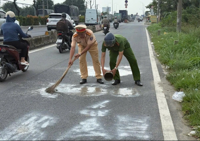 Danh-tinh-nguoi-dan-ong-son-dong-chu-ban-toc-do-tren-mat-duong-tphcm-de-canh-bao-nguoi-di-duong-4