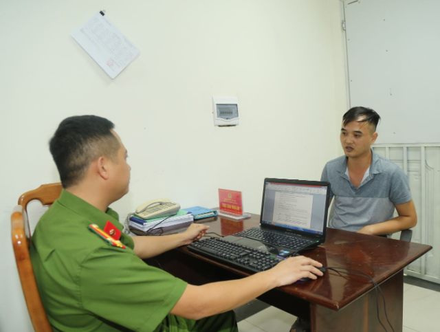 Vu-xo-xat-giua-hai-tai-xe-o-to-nam-thanh-nien-dung-quay-clip-khi-ban-bi-danh-nhan-cai-ket-dang-ngat