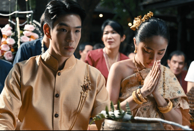 Bo-phim-bom-tan-thu-20-ty-dong-ngay-dang-ap-dao-phong-ve-mang-me-bo-di-bi-bo-xa-ve-doanh-thu-1