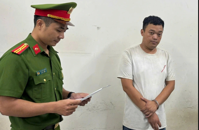 Cong-an-vach-tran-thu-doan-tai-ben-xe-tu-vu-2-nguoi-vung-cao-bi-chem-4-9-trieu-tien-xe-gay-bao-du-luan-1