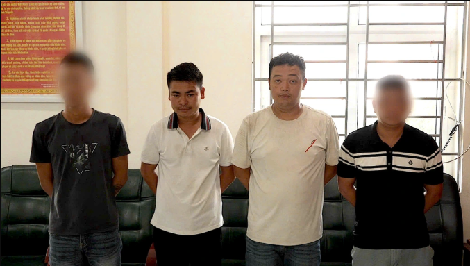Cong-an-vach-tran-thu-doan-tai-ben-xe-tu-vu-2-nguoi-vung-cao-bi-chem-4-9-trieu-tien-xe-gay-bao-du-luan