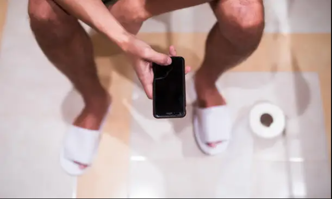 Ruot-nguoi-dan-ong-loi-ra-13cm-khi-ngoi-toilet-luot-dien-thoai-2-tieng-nguyen-nhan-nhieu-nguoi-mac-phai-1