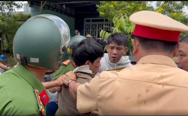 qua-trinh-truy-duoi-oto-thong-chot-tron-kiem-tra-hon-30km-xay-ra-va-cham-voi-2-nguoi-di-duong-1