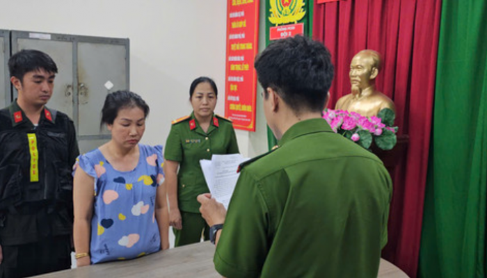 Khoi-to-bat-tam-giam-cap-vo-chong-o-tphcm-cam-dau-duong-day-san-xuat-70000-chai-dau-gio-con-o-gia