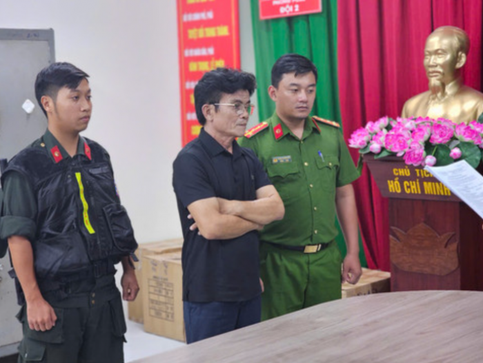 Khoi-to-bat-tam-giam-cap-vo-chong-o-tphcm-cam-dau-duong-day-san-xuat-70000-chai-dau-gio-con-o-gia-2