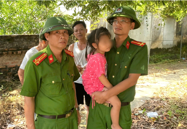 Nguoi-me-tiet-lo-dong-tin-nhan-gay-am-anh-vu-be-gai-bi-bo-tuot-treo-len-tran-nha-bang-day-vai-1