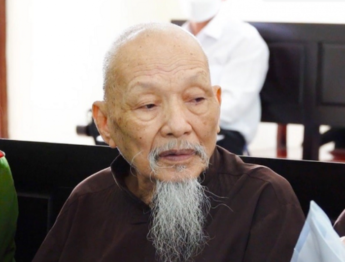 loi-khai-chan-dong-cua-con-trai-le-tung-van-he-lo-am-muu-benh-hoan-cua-thay-ong-noi-voi-2-con-gai