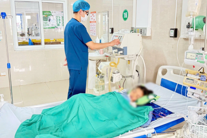 Gia-dinh-run-so-ke-lai-giay-phut-con-gai-7-tuoi-bi-ran-cap-nia-chui-tu-dieu-hoa-vao-can-nguy-kich