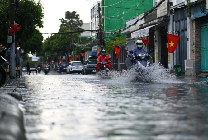 Mien-bac-sap-don-dot-mua-lon-nhieu-noi-co-the-mua-tren-300mm-hom-nay-ha-noi-mua-to-va-chieu-toi