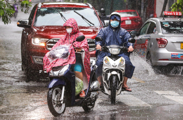 Mien-bac-sap-don-dot-mua-lon-nhieu-noi-co-the-mua-tren-300mm-hom-nay-ha-noi-mua-to-va-chieu-toi-4