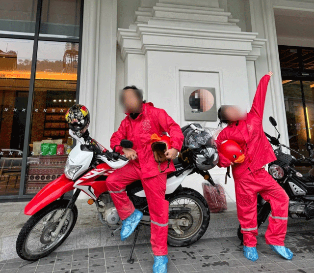 Co-gai-tre-mac-trang-phuc-tao-bao-tao-dang-phan-cam-o-ha-giang-thue-xe-de-song-ao-chu-xe-len-tieng-4