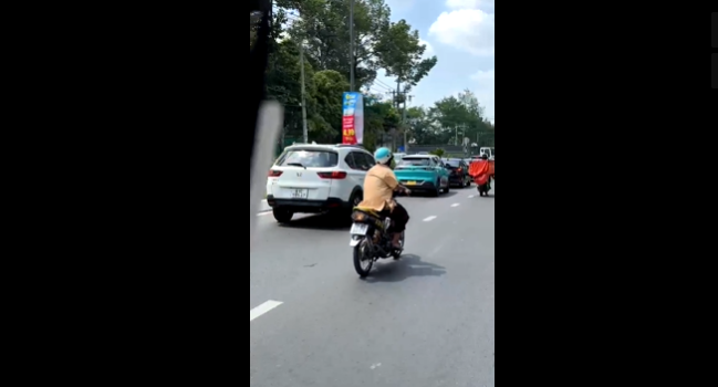 Nhieu-nguoi-khiep-via-truoc-canh-nguoi-dan-ong-mat-tay-phai-nam-ngua-tren-xe-va-lang-lach-tren-duong