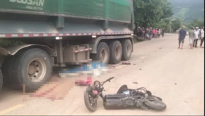 Va-cham-giua-xe-dau-keo-va-xe-dap-dien-cho-5-khien-4-chau-nho-thuong-vong-he-lo-nguyen-nhan-vu-viec-2