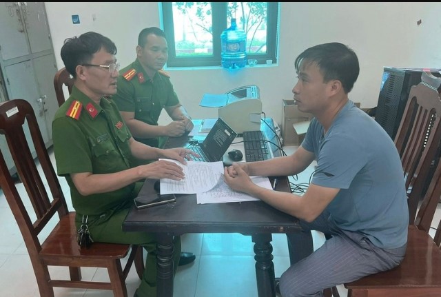 buc-xuc-canh-nam-thanh-nien-hanh-hung-nguoi-phu-nu-o-tam-dao-dam-thang-vao-mat-da-lien-tiep-vao-dau-1