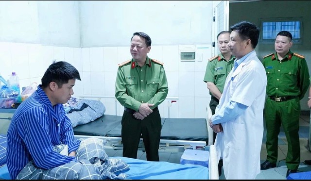 lang-son-dai-uy-cong-an-bi-dam-trong-thuong-khi-co-ngan-can-ga-dan-ong-cam-dao-di-vao-co-mot-chau-be-1