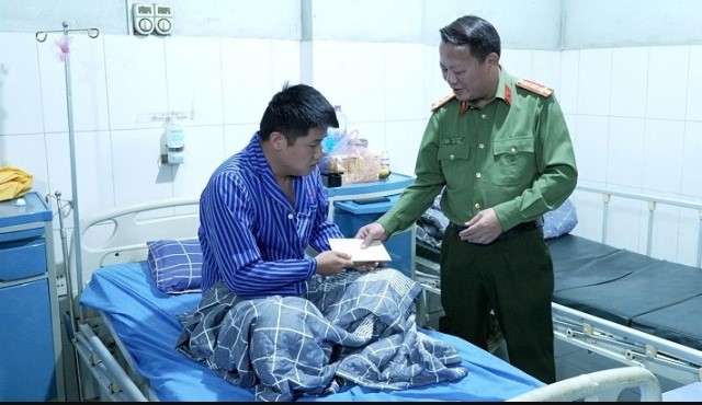 lang-son-dai-uy-cong-an-bi-dam-trong-thuong-khi-co-ngan-can-ga-dan-ong-cam-dao-di-vao-co-mot-chau-be-2