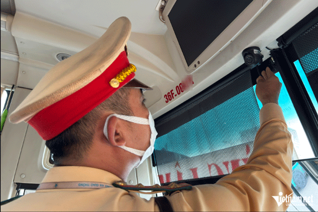 Trong-hon-1-tieng-csgt-xu-ly-3-tai-xe-xe-khach-dung-dien-thoai-khi-lai-xe-1-tai-xe-doa-bo-nghe-3