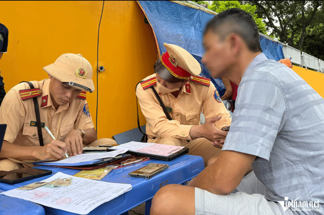 Trong-hon-1-tieng-csgt-xu-ly-3-tai-xe-xe-khach-dung-dien-thoai-khi-lai-xe-1-tai-xe-doa-bo-nghe-5