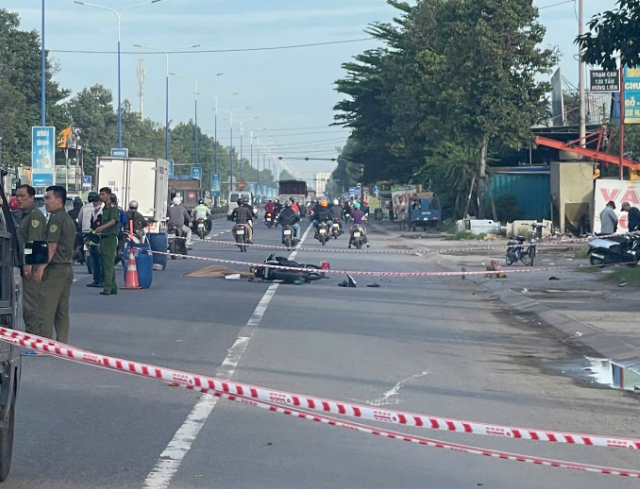 Vu-phat-hien-thi-the-nguoi-dan-ong-khong-nguyen-ven-nam-giua-duong-xuat-hien-tinh-tiet-nghi-van