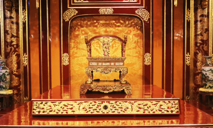 bo-van-hoa-thong-tin-nong-vu-nguoi-dan-ong-leo-len-ngai-vang-dai-noi-hue-dap-pha-bao-vat-quoc-gia-1