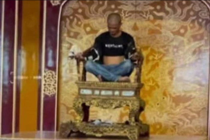bo-van-hoa-thong-tin-nong-vu-nguoi-dan-ong-leo-len-ngai-vang-dai-noi-hue-dap-pha-bao-vat-quoc-gia