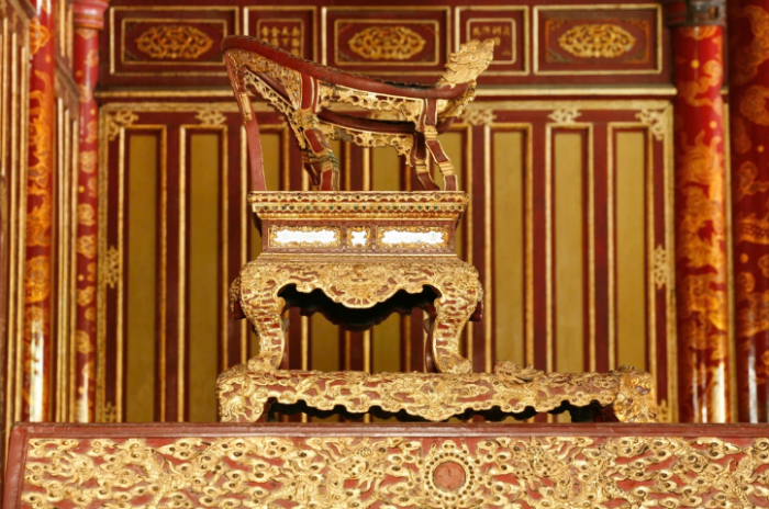 bo-van-hoa-thong-tin-nong-vu-nguoi-dan-ong-leo-len-ngai-vang-dai-noi-hue-dap-pha-bao-vat-quoc-gia-3