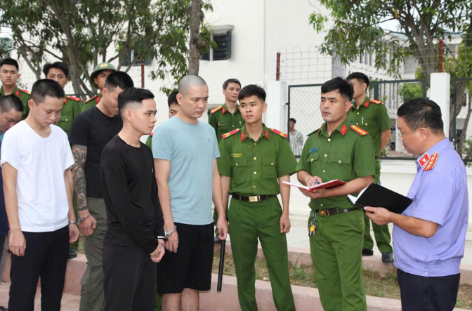 Choang-truoc-biet-thu-vo-cung-xa-hoa-cua-doi-tuong-cam-dau-duong-day-lua-dao-chiem-doat-hon-2000-ty-2