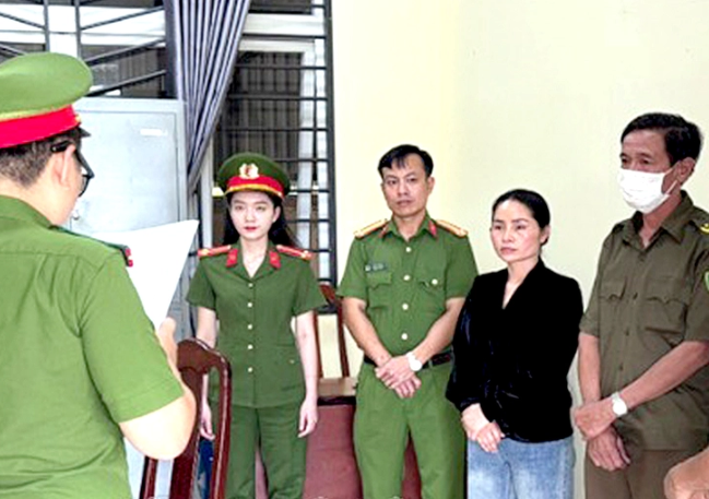 Bat-nu-giam-doc-san-xuat-va-buon-ban-hon-1600-san-pham-thao-duoc-gia-co-ca-dieu-tri-da-day