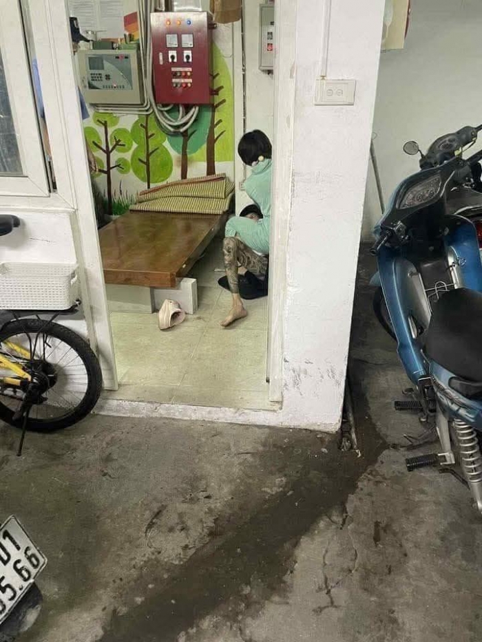 chan-dung-co-gai-mac-ao-chong-nang-tung-lien-hoan-cuoc-thanh-nien-xam-tro-o-ham-gui-xe-gay-sot-mxh-10