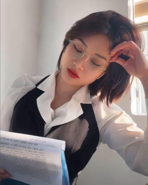 chan-dung-co-gai-mac-ao-chong-nang-tung-lien-hoan-cuoc-thanh-nien-xam-tro-o-ham-gui-xe-gay-sot-mxh-2